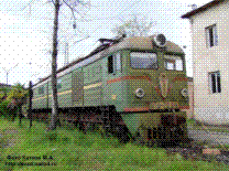 Электровоз ВЛ8-1238 в сцепе с ЭР2-383 на территории депо Сухум. 22.08.04.